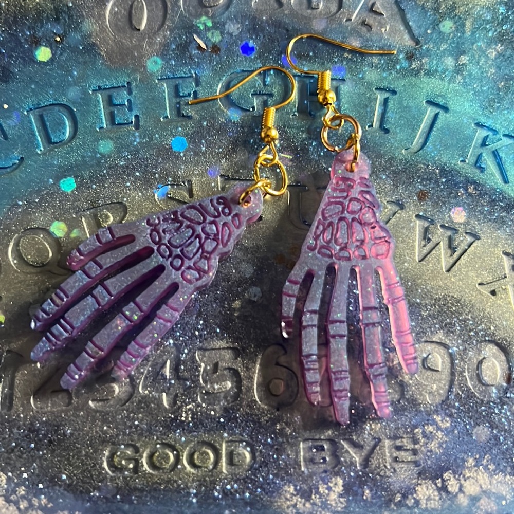 Skull hands resin